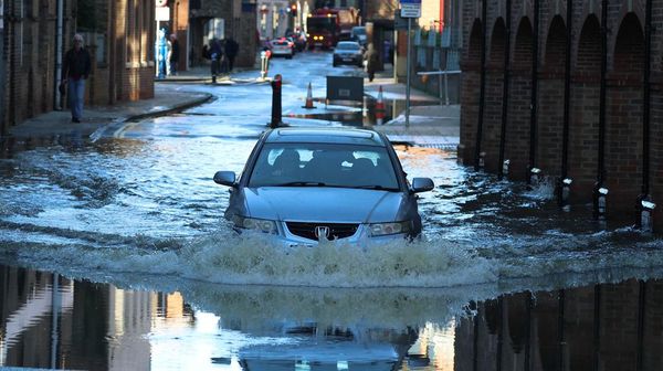 Hujan Deras dan Sungai Meluap Bikin Jalan Raya di Inggris Banjir