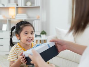 10 Ide Kado Ulang Tahun untuk Balita, Bermanfaat dan Edukatif 10 Ide Kado Ulang Tahun untuk Balita, Bermanfaat dan Edukatif