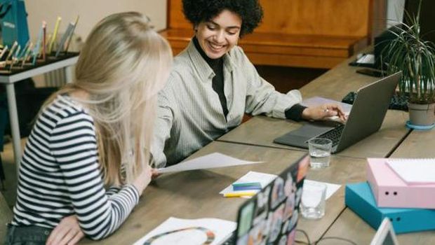 Ilustrasi Seorang Perempuan Mengobrol dengan Rekan Kerja di Kantor/Foto: Pexels/Ivan Samkov