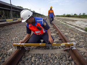 Jalur KA Dicek Jelang Libur Nataru, Begini Potretnya Jalur KA Dicek Jelang Libur Nataru, Begini Potretnya