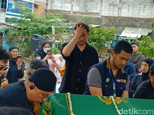 Jeje Govinda Antar Ibunda ke Peristirahatan Terakhir-Kehadiran Nagita Slavina Jeje Govinda Antar Ibunda ke Peristirahatan Terakhir-Kehadiran Nagita Slavina