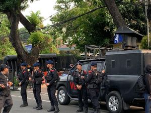 Jelang Debat Perdana Capres-Cawapres, Kendaraan Taktis Polri Siaga di KPU