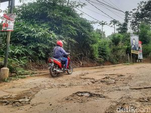 Sulitnya Menembus Jalan Narawita Cicalengka: Menanjak-Penuh Lubang