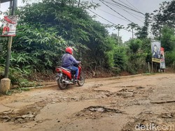 Sulitnya Menembus Jalan Narawita Cicalengka: Menanjak-Penuh Lubang