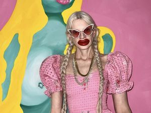 8 Gaya Nyentrik Kristen McMenamy, Model Zara yang Dihujat Pendukung Palestina 8 Gaya Nyentrik Kristen McMenamy, Model Zara yang Dihujat Pendukung Palestina