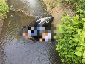 Geger Mayat Pemuda di Selokan, Diduga Korban Kecelakaan Tunggal Geger Mayat Pemuda di Selokan, Diduga Korban Kecelakaan Tunggal