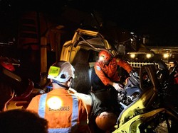 Tabrakan Horor Kontainer Vs Truk Bawa Ekskavator Tewaskan 2 Orang di Minut