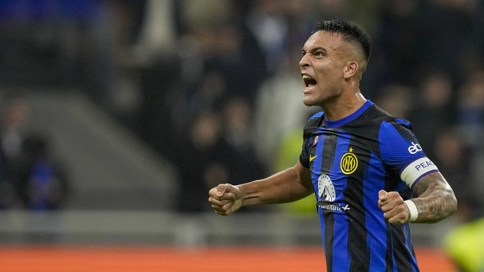 Inter Milans Lautaro Martinez celebrates at the end of the Serie A soccer match between Inter Milan and Roma at the San Siro Stadium, in Milan, Italy, Sunday, Oct. 29, 2023. (AP Photo/Antonio Calanni)