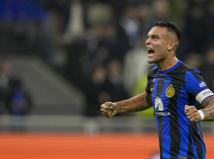 Inter Milan's Lautaro Martinez celebrates at the end of the Serie A soccer match between Inter Milan and Roma at the San Siro Stadium, in Milan, Italy, Sunday, Oct. 29, 2023. (AP Photo/Antonio Calanni)
