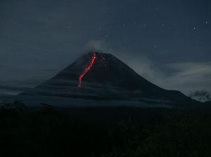 Penampakan Gunung Merapi Muntahkan Guguran Lava Sejauh 1.7 Km