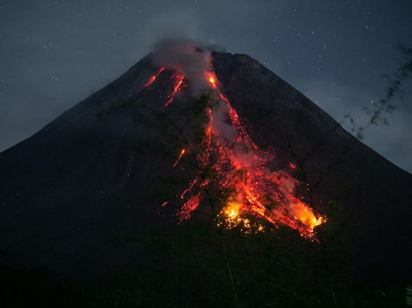 Lava Pijar Meluncur dari Puncak Merapi