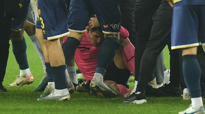 Liga Turki Soccer Football - Super Lig - MKE Ankaragucu v Caykur Rizespor - Eryaman Stadium - Ankara, Turkey - December 11, 2023 Referee Halil Umut Meler lies on the ground at the end the Turkish Super Lig soccer match between MKE Ankaragucu and Caykur Rizespor REUTERS/Abdurrahman Antakyali/Depo Photo TURKEY OUT. NO COMMERCIAL OR EDITORIAL SALES IN TURKEY.