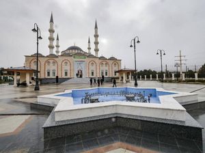 Setelah 8 Tahun Dibangun, Masjid Terbesar di Krimea Akhirnya Gelar Salat