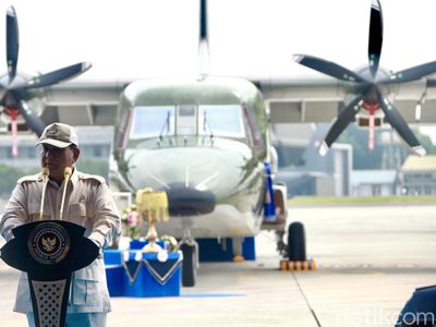 Menhan Prabowo Serahkan 5 Pesawat NC-212i Buatan Lokal ke TNI AU