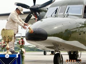 Prabowo Berikan 5 Pesawat Baru NC-212i ke TNI AU