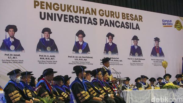 Momen UP Kukuhkan Enam Guru Besar Baru