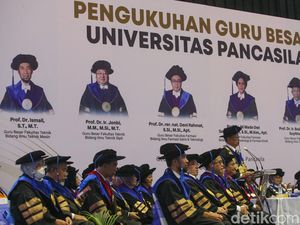 Momen UP Kukuhkan Enam Guru Besar Baru Momen UP Kukuhkan Enam Guru Besar Baru
