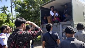 Momen Warga Aceh Hadang Truk Pembawa Ratusan Pengungsi Rohingya