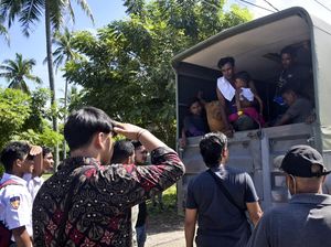 Momen Warga Aceh Hadang Truk Pembawa Ratusan Pengungsi Rohingya