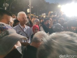 Kompak Pakai Kemeja Putih, Ganjar-Mahfud Tiba di KPU Jelang Debat