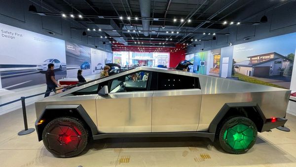 Penampakan Terbaru Tesla Cybertruck, Rodanya Menyala Merah-Hijau