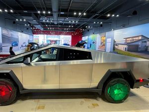 Penampakan Terbaru Tesla Cybertruck, Rodanya Menyala Merah-Hijau Penampakan Terbaru Tesla Cybertruck, Rodanya Menyala Merah-Hijau