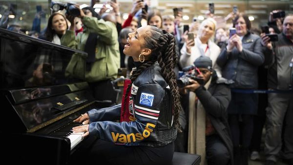 Penampilan Mengejutkan Alicia Keys di Stasiun Kereta London