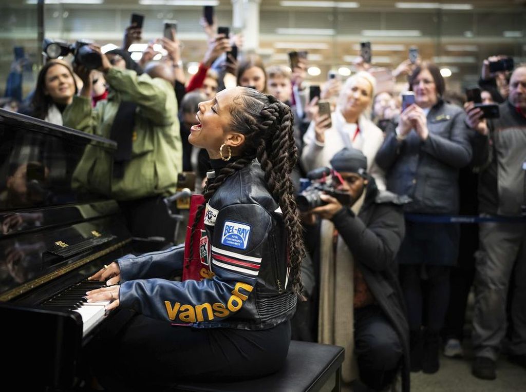 Penampilan Mengejutkan Alicia Keys di Stasiun Kereta London Penampilan Mengejutkan Alicia Keys di Stasiun Kereta London
