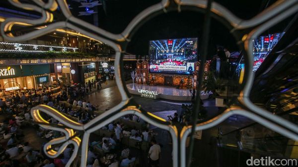 Pendukung Prabowo-Gibran Gelar Nobar Debat di Mal