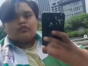 Detik-detik Pria Rusak Spion Taksi di Jalan Gatsu Jaksel gegara Serempetan Detik-detik Pria Rusak Spion Taksi di Jalan Gatsu Jaksel gegara Serempetan