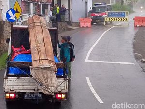 Warga Tengger Ibadah Pati Geni, Akses Jalan ke Kawasan TNBTS Ditutup Warga Tengger Ibadah Pati Geni, Akses Jalan ke Kawasan TNBTS Ditutup