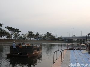 Asyiknya Senja di PIK, Naik Perahu Katamaran di Sungai Bersih