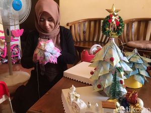 Perajin Buket di Blitar Kebanjiran Order Jelang Natal 2023