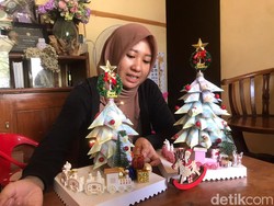 Perajin di Blitar Kebanjiran Order Buket Pohon Natal