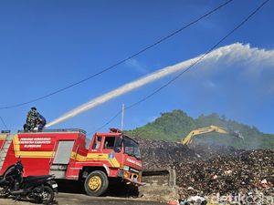 Bau Menyengat, 200 Liter Eco Enzyme Disemprotkan ke Gunungan Sampah TPA Sente Bau Menyengat, 200 Liter Eco Enzyme Disemprotkan ke Gunungan Sampah TPA Sente