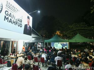 Saat Pendukung Ganjar-Mahfud Nobar Debat Pakai Layar Tancap Saat Pendukung Ganjar-Mahfud Nobar Debat Pakai Layar Tancap