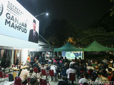 Saat Pendukung Ganjar-Mahfud Nobar Debat Pakai Layar Tancap