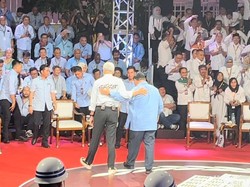 Momen Prabowo dan Ganjar Berangkulan saat Istirahat Debat Capres