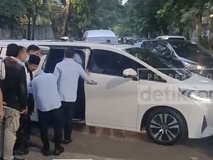 Prabowo dan Gibran Naik Alphard Putih ke Debat Capres