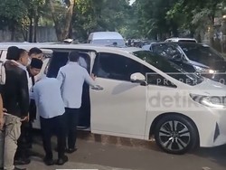Prabowo dan Gibran Naik Alphard Putih ke Debat Capres
