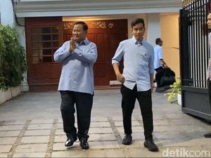 Momen Prabowo Foto Bareng Orba Jelang Debat Capres di KPU