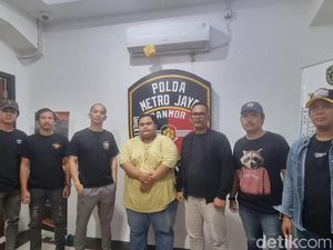 Pria Viral Rusak Spion Taksi di Jaksel Ditangkap Polisi, Ini Tampangnya Pria Viral Rusak Spion Taksi di Jaksel Ditangkap Polisi, Ini Tampangnya