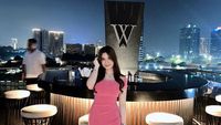 Rinoa Aurora Pamer Pose Keren di Steakhouse dan Makan BBQ