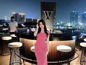 Rinoa Aurora Pamer Pose Keren di Steakhouse dan Makan BBQ