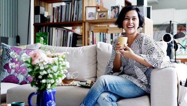 Serunya Sarah Sechan Saat Kulineran di Singapura, Cicip Kopi hingga Sate