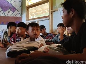 Bahagia Siswa SMP IT Pancuh Tilu: Dulu Pakai Sandal, Kini Sepatu Baru Bahagia Siswa SMP IT Pancuh Tilu: Dulu Pakai Sandal, Kini Sepatu Baru