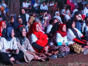 Momen Pendukung Ganjar-Mahfud di Baleendah Nobar Debat Capres