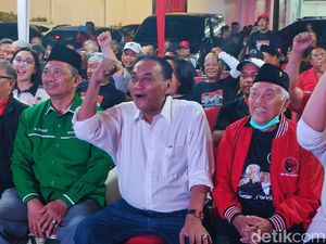 Ragam Ekspresi Pendukung Ganjar Saat Nobar Debat Capres di Semarang