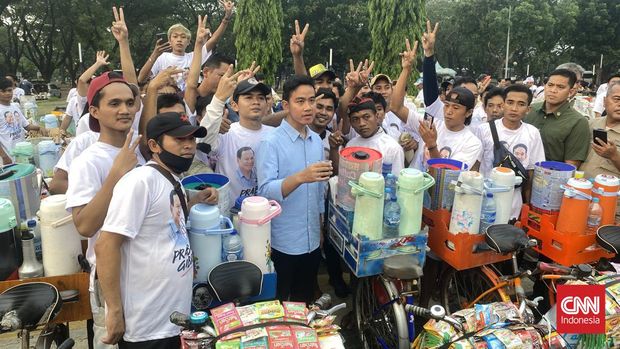 Penjaja kopi keliling yang kerap disebut sebagai “Starbucks Keliling” (Starling) mendeklarasikan dukung kepada pasangan Capres-Cawapres nomor urut 2 Prabowo Subianto-Gibran Rakabuming Raka di Pilpres 2024.