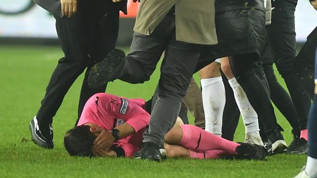 Soccer Football - Super Lig - MKE Ankaragucu v Caykur Rizespor - Eryaman Stadium - Ankara, Turkey - December 11, 2023 MKE Ankaragucu President Faruk Koca reacts as the referee Halil Umut Meler lies on the ground at the end of their Super Lig home match against Caykur Rizespor REUTERS/Abdurrahman Antakyali/Depo Photo TURKEY OUT. NO COMMERCIAL OR EDITORIAL SALES IN TURKEY.